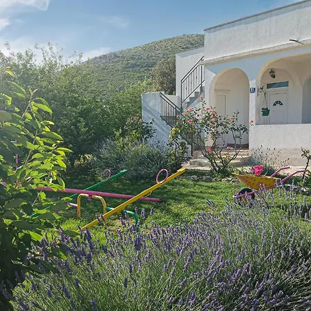 Lovely In Tatil Evi Kaštel Štafilić